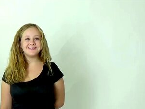 NAAPURINTYTTÖ SAA KYYTIÄ CASTING-KOE-ESIINTYMISESSÄ, Hän on uusi