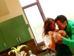 Hübsche, vollbusige Brünette Pornostar Madison Ivy Küchensex