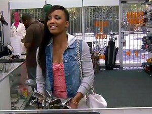 Snygg svart brud knullad i pantbanken för golfklubbarna, snygg svart