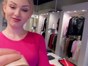 Eines Tages langweilt sich die vollbusige Lucy Heart mit ihrem Job,