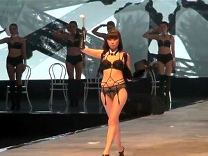 Sexy Dessous zeigen heiße Tangas