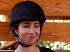 Schüchterne brünette Reiterin hat ein Auge für eine heiße neue