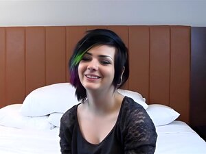 Emo-Mädchen ist kaum legal, aber sie will so schnell wie möglich