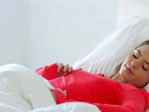 Snygg kille ger snygg brud en sensuell massage