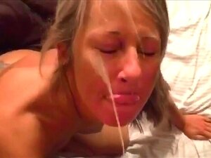 Amateur-Hausfrau spritzt unter die Dusche