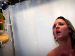 Kaley Cuoco unter der Dusche