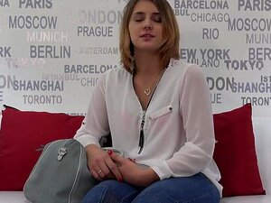 Dünne, tschechische Blondine mit winzigen Titten und perfekt