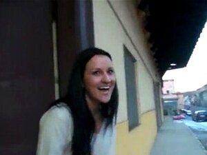 Brünette tschechische Babe wird im Bahnhof für schnelles Geld anal