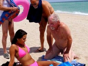 Alte Männer wissen immer noch, wie man Küken aufhebt. Alte Männer