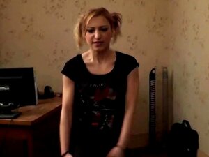 Bratty Lil Stiefschwester tritt das Gesicht ihres Stiefbruders rein