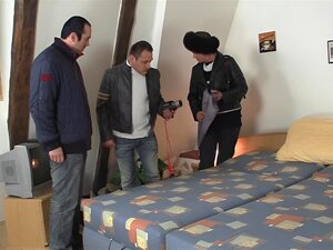 Zwei Männer filmen Pornofilm mit alter haariger Oma