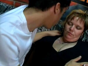 Er knallt eine dicke heiße Braut von hinten