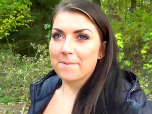 Studententussi Nika Black fickt im Park für Geld