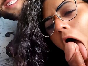 Heißes lateinamerikanisches Babe gibt einem Uber-Fahrer einen Blowjob