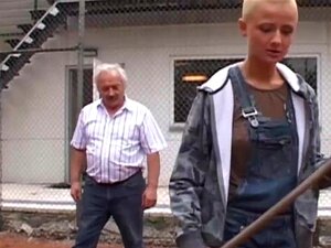 Tätowierter, kurzhaariger Student melkt den Schwanz seines Opas