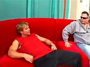 Petite nana à petits seins baisée durement