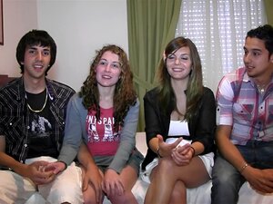 Zwei frische Paare, die auf dem Swinger anfangen. Ob Sie es glauben