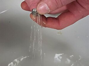 Harnröhrensondierung mit einem Sprinklerende, durch das gepisst wird