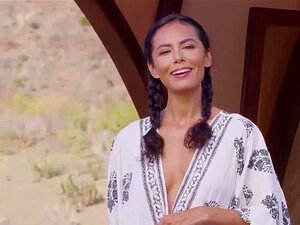 Nackte Yoga-Session im Freien mit großen, großbusigen Schönheiten.