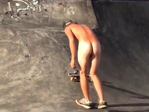 Lekkere naakte skaterjongen op skateboard