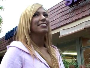 Emma bekommt eine zusätzliche Hilfe von einem Monster-Schwanz