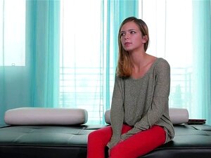 Kleine, zierliche 19-Jährige macht alles, um einen Job zu bekommen
