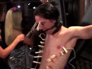Frauen behandeln männliche Stripperin auf der Party sehr schlecht