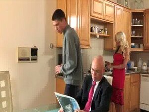 Javrar.us Wunderbar-busige Blondine bläst einem Kerl einen