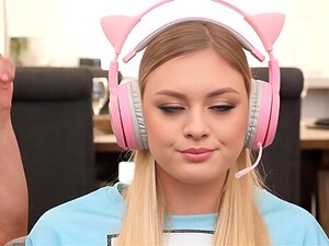 Sperma bespritztes Gamer-Girl macht eine Gesichtsbesamung