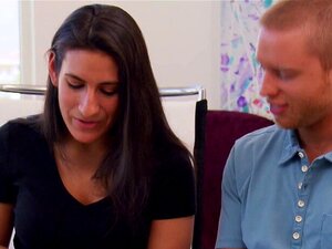 Amateurpaare stürzen sich in ein Wasserpistolenspiel, bei dem ihre