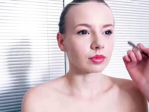 Kaum legale Süße Olivia Grace bekommt ihren Arsch verstopft mit