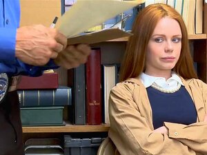 Verdächtige wird bestraft, indem sie sich von hinten die Fotze fickt