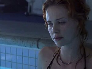 Nackte Promi Charlize Theron spricht oben ohne im Pool