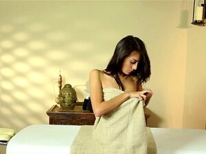 Una seducente ragazza da massaggio viene scopata in faccia