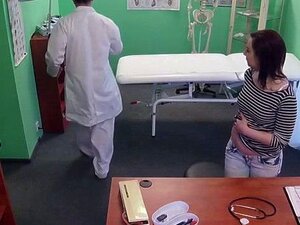 Doktor fickt Patienten auf einem Schreibtisch
