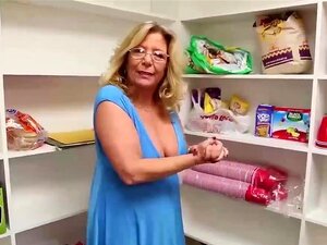 Rondborstige Oude Dame handjob