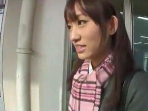 La salope japonaise folle Mika Osawa dans une pipe incroyable, scène