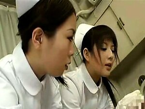 Undertextad CFNM Japanska sjuksköterskor ömma penis inspektion