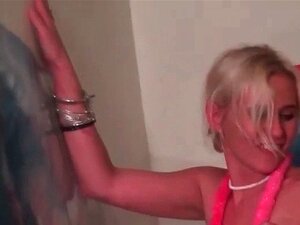 Het blondin på college knullar två kukar samtidigt i en grou