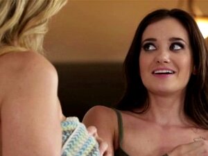 La MILF séduit la mignonne nubile dans un plan à trois. La MILF