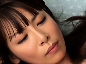 Erleben Sie die verführerische Anziehungskraft eines süßen,