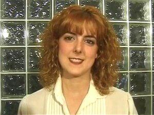 La rousse se déshabille et caresse ses seins et sa chatte. La rousse