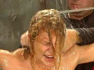 Jenni Lee. Jenni Lee hat eine intensive Angst vor Wasserspielen, aber