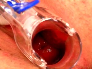 Ein liebes Mädchen spreizt ihre leckere Fotze in Nahaufnahme und