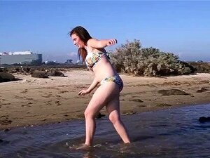 Girls Out West - Australisches Mädchen fingert ihre behaarte Muschi