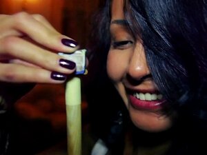 Naiset tanssivat aistillisissa alusvaatteissa. Naiset tanssivat