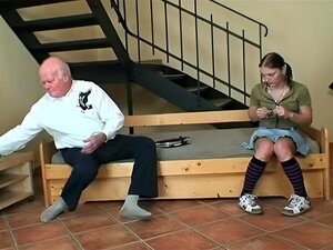 Alter Opa fickt eine jüngere Schlampe und bläst einen