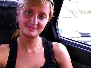 vers hoer zuigt in de auto in voorzijde van ooit