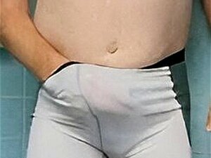 Wichsen unter der Dusche mit einer Bikerhose