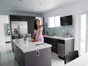 Sorgfältige brünette MILF-Stiefmutter Penny Barber mit großen